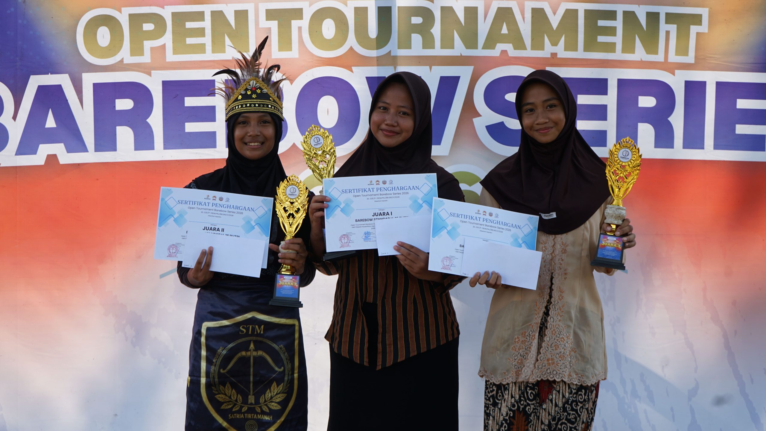 Para Juara Kategori Barebow Standar U16 Putri